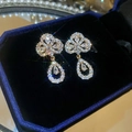 Detail van zirkonia-hangers in een luxe blauwe fluwelen sieradendoos voor dames - 24# Zilveren Naald - Goud - Druppelvormig