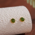 Macro-opname van S925 zilveren oorknopjes met groene jade op getextureerd oppervlak - Natuurlijke Jaspis Rond Goud 5mm