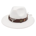 Détail d'un chapeau fedora en feutre blanc avec bandeau en cuir et tête de taureau - Blanc