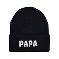 Dettaglio del ricamo bouclé bianco PAPA su un cappello di maglia di colore nero - PAPA - Berretto in maglia nero / Nero