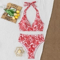 Zweiteiliger Bikini mit rotem Paisley-Muster und hoher Taille auf rustikalem Hintergrund - S / Rot