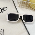 Gafas de sol rectangulares retro blanco crema con lentes negras y remaches plata - Blanco Arroz 13 - Remache Plateado Rectangular