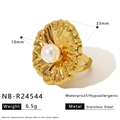 Detailed view of golden pleated flower ring with 10mm pearl and 33mm width - One Size / Gold Pearl Style (NB-R24544)