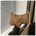 Detail der beige Umhängetasche mit goldener D-Schnalle und geknotetem Schultergurt - Khaki