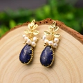 Lapis lazuli oorbellen met witte zoetwaterparel en vergulde druppelvormige blaadjes - Zomer Lapis Lazuli