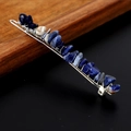 Dettaglio fermaglio per capelli in cristallo naturale blu con filo metallico su vassoio - Sodalite blu con clip d'argento