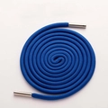 Blauw nylon trekkoord met zilveren metalen uiteinden voor hoodies en sportbroeken op wit - Koningsblauw
