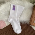 Calcetines blancos de algodón con etiqueta de sonrisa púrpura en fondo texturizado - Talla única / Blanco