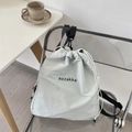 Dettaglio dello zaino leggero con coulisse in grigio-blu chiaro su sedia moderna - Grigio chiaro