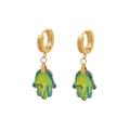 Créoles dorées avec pendentifs main de Fatma arc-en-ciel en cristal sur fond blanc - 6# Boucles d'Oreilles Main