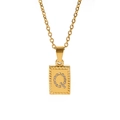Détail d'un pendentif carré plaqué or 18k avec la lettre Q en CZ et chaîne à maillons - Style Lettre Q (TN3001-Q)