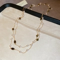 Détail d'un collier doré à plusieurs rangs avec perles blanches et pierres œil de tigre raffiné - 4# Collier-Or-Marron