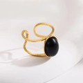 Detalle de anillo vintage dorado con piedra ovalada negra y banda de doble capa grabada - R01012-Esmalte Negro Ovalado