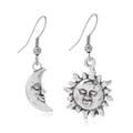 Détail de boucles d'oreilles vintage en alliage argenté avec visages soleil et lune - Visage Soleil et Lune Vintage