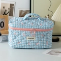 Borsa da trucco trapuntata a quadretti blu con stampe di fiocchi rosa per viaggi - Quadretti blu grandi con fiocco