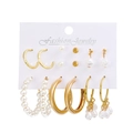 Set van 6 gouden gedraaide oorringen en pareloorbellen op een sieradendisplaykaart - KC Goud Stijl DZ-049