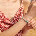 Bracciale stile bohémien con perle d'acqua dolce e turchese indossato da una modella - Stile Perla Turchese Bohemien (KB0298)
