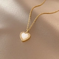 Elegante gouden titanium ketting met een hartvormige schelphanger en glanzende kristallen - Titanium Staal Goud Stijl (X491)