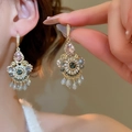 Gros plan sur des boucles d'oreilles vintage en or avec gemmes colorées et perles grises - 53# Crochets d'oreilles gland verre strass rose noir doré
