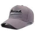 Cappellino da baseball grigio classico con ricamo 3D bianco e nero su sfondo bianco - Regolabile / Grigio