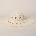 Primo piano dettagliato che mostra l'intricato motivo all'uncinetto su un cappello da sole - M(56-58cm) / Bianco Latte