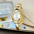 Elegante goldene Damenuhr mit Hufeisen-Gehäuse und glattem Armreif auf weißem Zifferblatt - Weiß