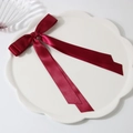 Barrette à cheveux élégante en satin bordeaux avec longs rubans sur plat blanc - Bordeaux