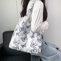 Sac fourre-tout en toile blanche avec motifs papillons bleus et texture pelucheuse - Style Gilet/Impression / Papillon Noir