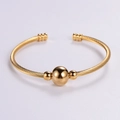 Brazalete ajustable de cable trenzado dorado con tres cuentas metálicas lisas - Dorado