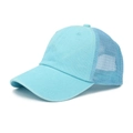 Vista laterale del cappellino trucker azzurro con rete traspirante e visiera curva - Regolabile / Celeste