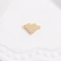Detaillierte Nahaufnahme: Goldener S925 Silber Pixel-Herzverbinder mit Zirkonia-Steinen - Gold Volldiamant Herz
