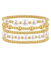Dettaglio del set di 5 bracciali impilati con perle dorate e perle bianche lucide - Oro Set di perle da 5 pezzi