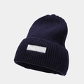 Detalle de la textura del gorro de punto acanalado azul marino con etiqueta bordada blanca - Talla única / Azul marino