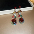 Gros plan sur des boucles d'oreilles en pierres colorées avec grand cristal rouge et zircon - Boucles d'oreilles pierres précieuses multicolores goutte d'eau rouge (28#) / Argent/Rouge