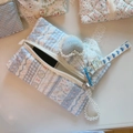 Détail du sac matelassé à fleurs bleues avec anse en perles et breloque en cœur - Bleu Clair Rayé Quadrillage Floral