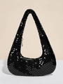 Makroaufnahme der schwarzen Metall-Paillettenstruktur einer Hobo-Abendtasche - 26*3*33 / Schwarz