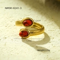 Anello in acciaio al titanio dorato con due pietre naturali rosse su base materica - Taglia unica / Rosso