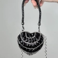 Pochette de soirée noire en forme de cœur avec strass et bandoulière en chaîne argentée - Sac de cœur noir avec des cristaux en forme de larme