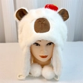 Dettaglio del cappello Capybara in peluche bianco con paraorecchie, finta pelliccia e bacca - Bianco