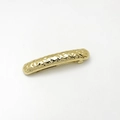 Makroaufnahme einer goldenen Haarspange mit Hammerschlag-Struktur und gewölbtem Design - Gold