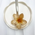 Pinza per capelli a forma di fiore di plumeria ambra sfumata in resina - 8cm / Sfumatura Arancione
