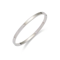 Detailansicht eines silbernen polierten Edelstahl-Armreifs mit minimalistischem Verschluss - Minimalistischer Polierter Stil (TT0987)