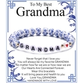 Dettaglio del bracciale in porcellana bianca e blu con perline GRANDMA su cartoncino - Nonna