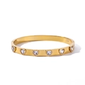 Brazalete de acero inoxidable chapado en oro 18k con seis circonitas de corazón - Corazón Blanco (NB-B6117-WT)