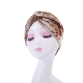 Dettaglio del turbante tie-dye marrone e beige con design a nodo intrecciato su modella - Tie-Dye Marrone e Beige