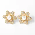 Vista de detalle de pendientes de flor de cerezo con perlas y cristales blancos - Estilo Sakura Perla