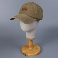 Detalle de gorra de béisbol de algodón lavado caqui con bordado hello en soporte de cabeza - M (56-58cm) / Caqui