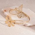 Detailaufnahme von goldenem Schmetterling und Strassblume auf geprägter offener Armspange - Goldener Schmetterling