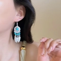 Dettaglio di orecchini acchiappasogni con perline turchesi e pendenti a forma di piuma - Blu (36# Gancio per l'orecchio-Argento)