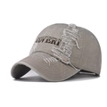 Dettaglio cappello da baseball grigio lavato con fori vintage e ricamo COVERI in primo piano - Regolabile / Beige